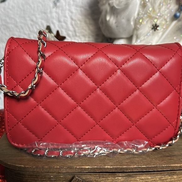 NWT! Bagdley Mischka Red Diamond Quilted Crossbody Bag/ Clutch removable strap - Picture 4 of 6